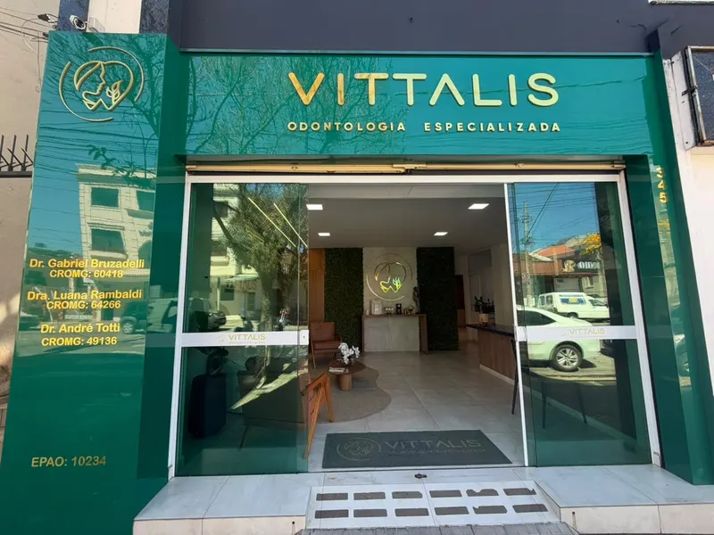 Fachada verde da Vittalis com o número 345 e o letreiro dourado.